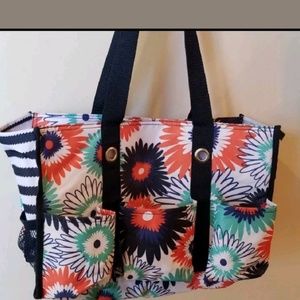 Thirty-one tote with zipper on top.